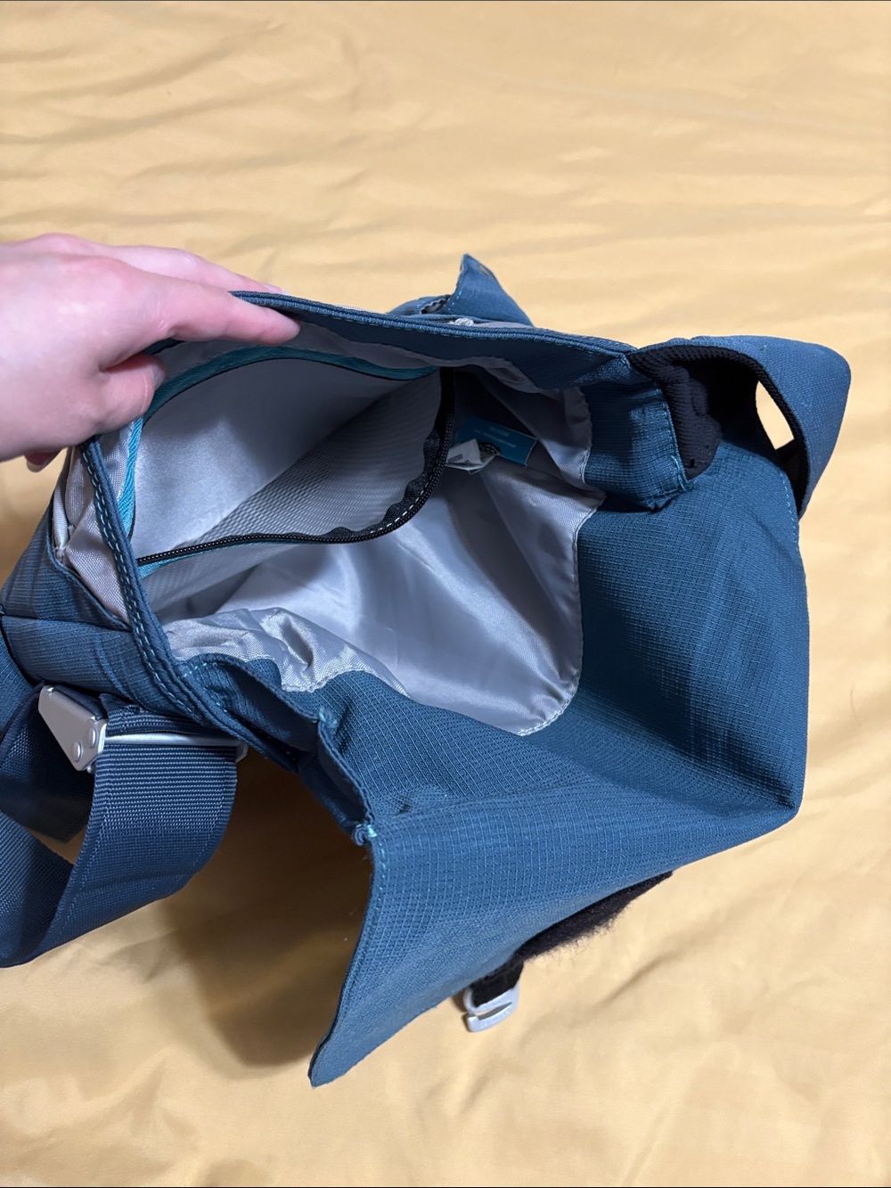 Keen Men's Two-Tone Blue Messenger Bag - Picture 5 of 7